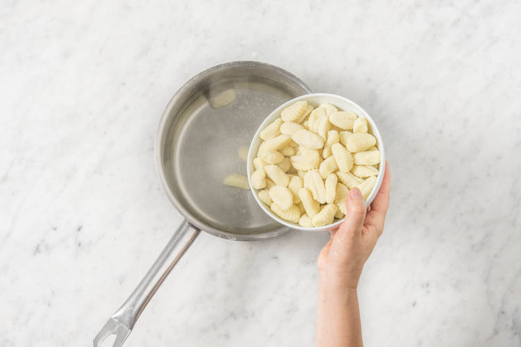Gnocchi in den Topf geben