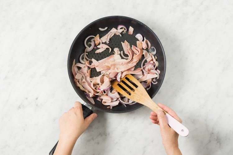 Schinken- und Zwiebelstreifen anbraten