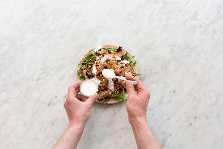 Verdeel de mediterrane bulgur erover, besprenkel naar smaak met extra vierge olijfolie en garneer met de labne