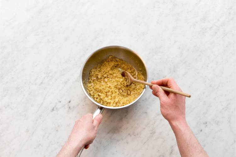 Voeg de komijn en bulgur toe en bak al roerende  30 seconden