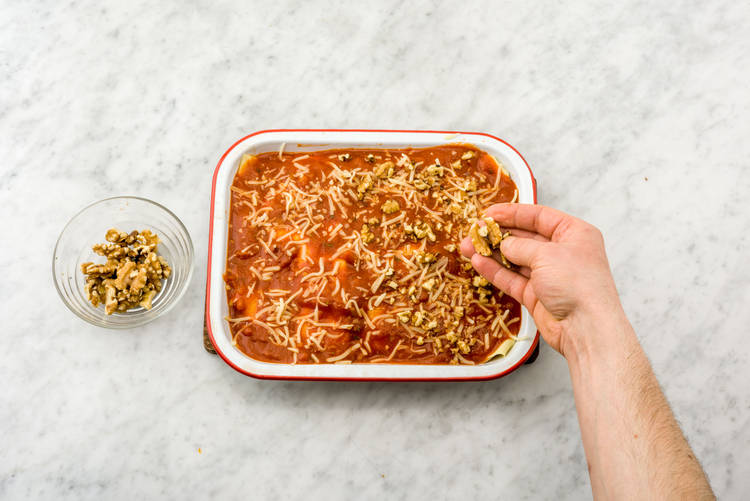 épétez cette opération jusqu’à quasiment épuiser la sauce et la courge. Terminez la lasagne par une couche de sauce et parsemez-la de noix et du reste de chèvre.