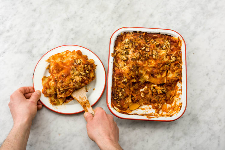Servez la lasagne sur les assiettes.