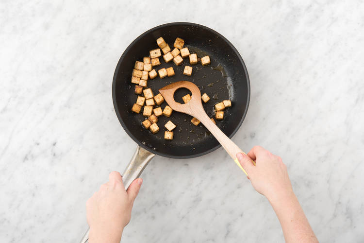 Faites chauffer le reste de l’huile d’olive dans la poêle et faites-y cuire le tofu 5 minutes à feu moyen-vif.