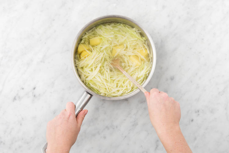 Kook de aardappelen en kool