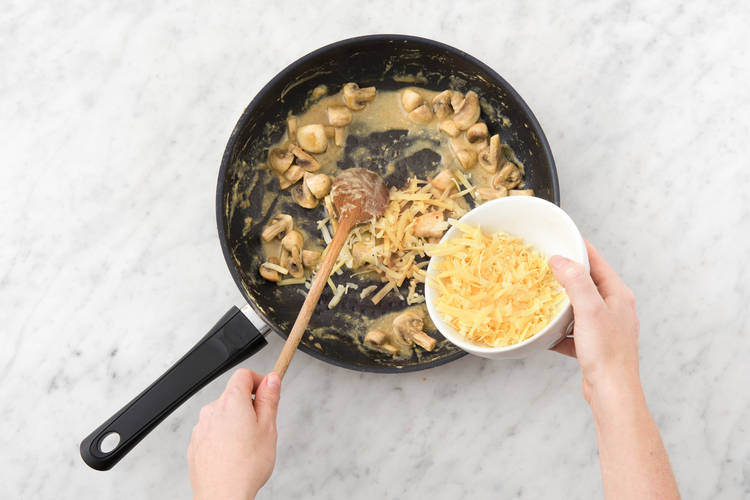 Voeg in de laatste minuut de helft van de oude kaas toe.