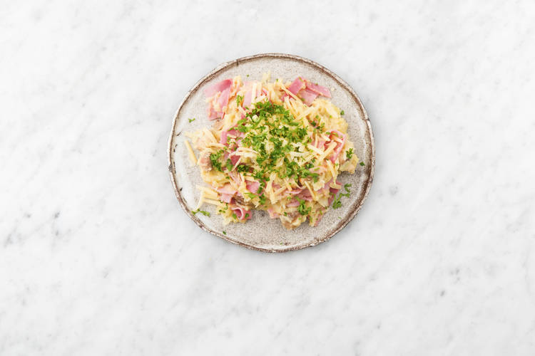 Garneer met de overige achterham, de overige oude kaas en krulpeterselie.