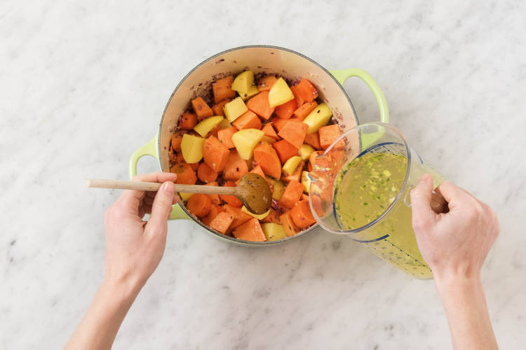 Mit der Gemüsebrühe und dem Orangensaft ablöschen