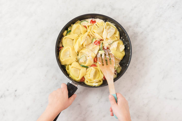Tortellini in die Sauce geben