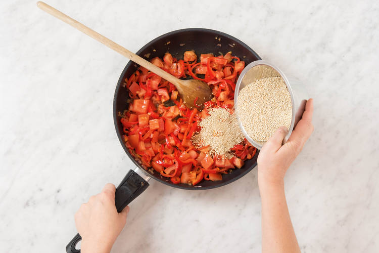 Quinoa und Gewürzmischung zufügen