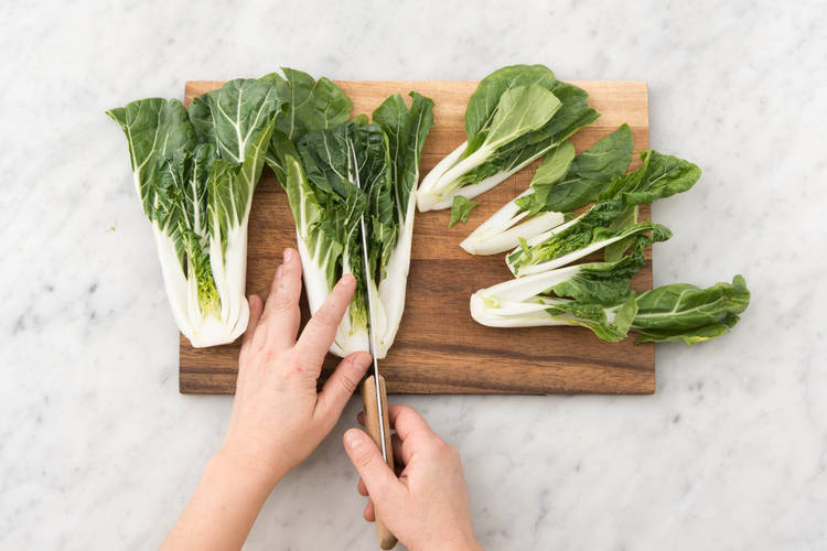 Strunk des Pak Choi abschneiden