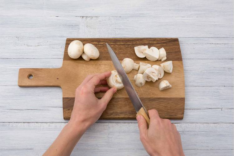 Snijd de champignons