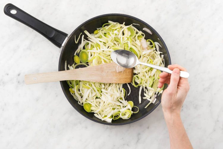 Bak de sjalot, knoflook en de mix van prei en witte kool