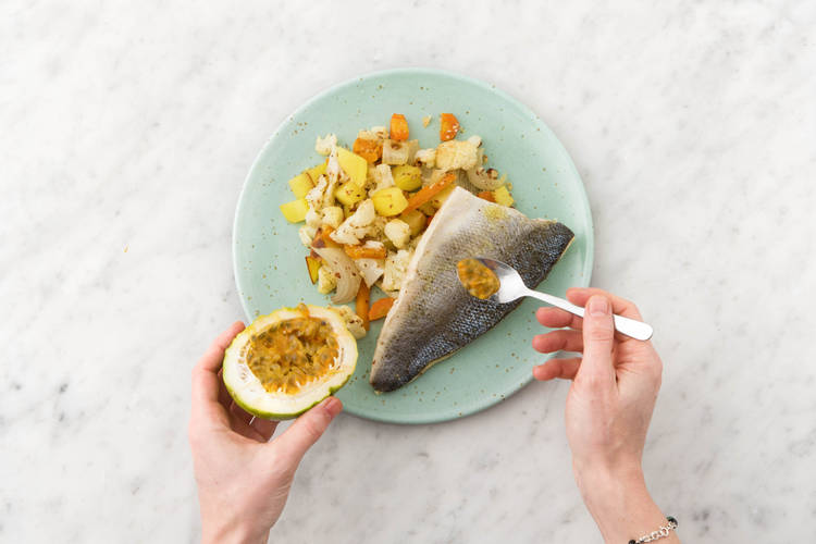 Garneer met het vruchtvlees van de passievrucht.