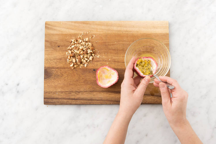 Lepel het vruchtvlees uit de passievrucht.