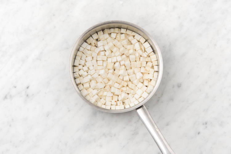 Kook de aardappelen en knolselderij 12 - 15 minuten of totdat ze gaar zijn.