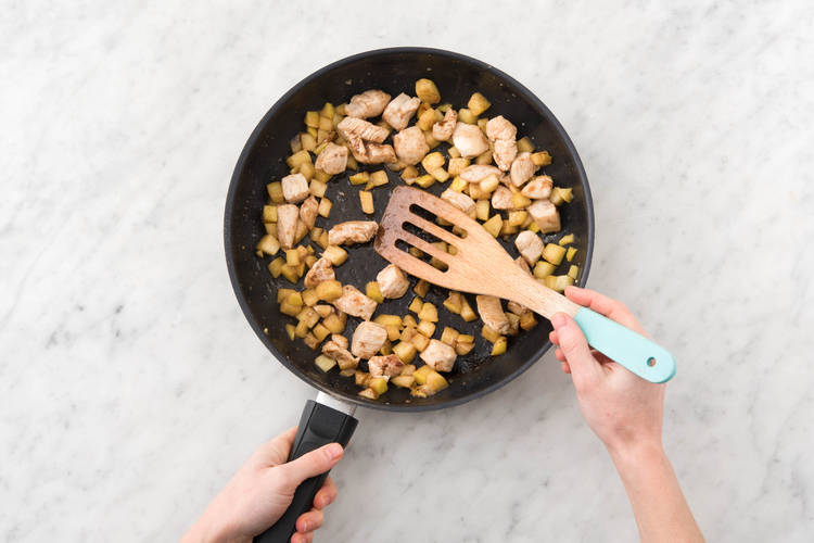 Bak de appel en kipfiletstukjes.