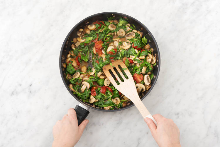 Bak de ui, knoflook, cherrytomaten en champignons.