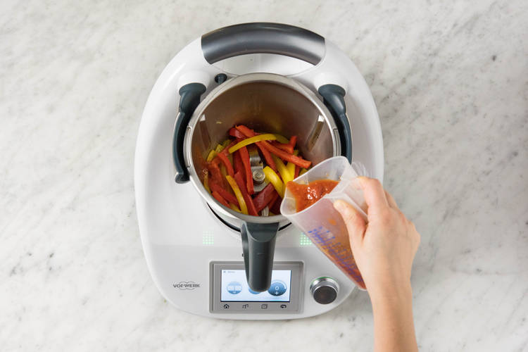 Stückige Tomaten dazugeben