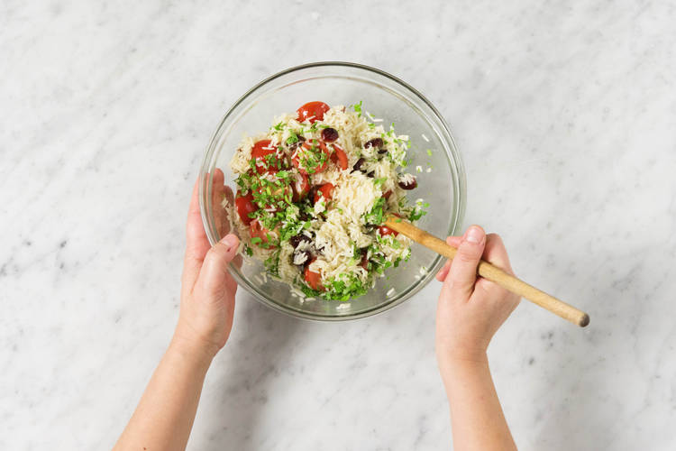 Reis und Gemüse mischen