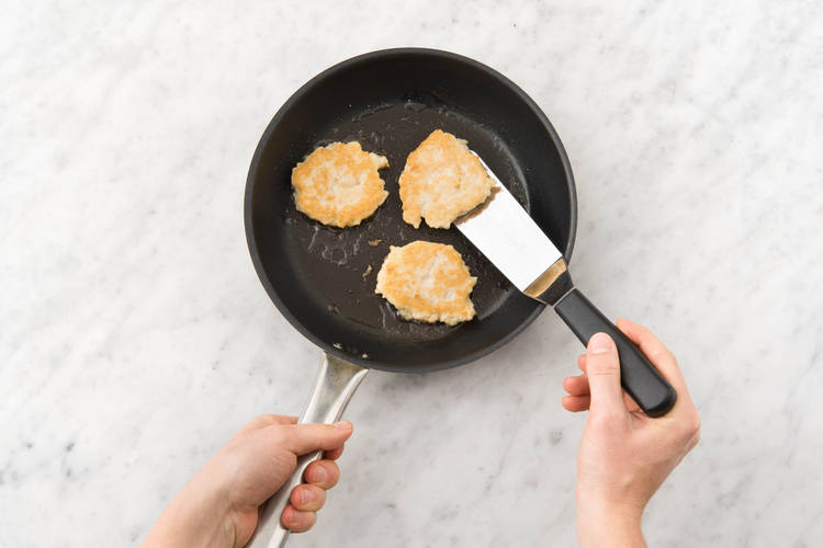 Cuire les galettes de poisson