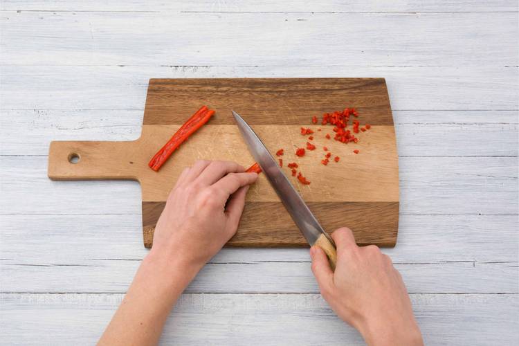 Émincer le piment rouge