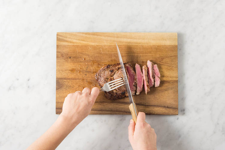 Rumpsteak in Streifen schneiden