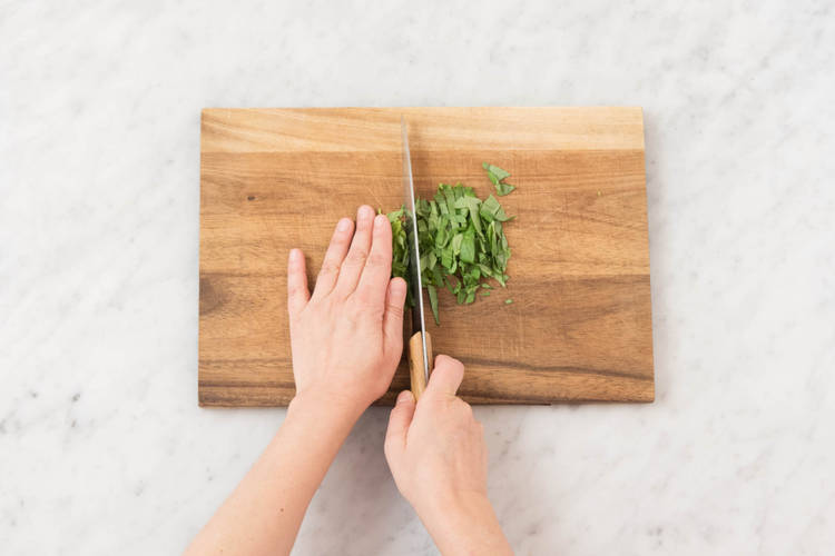 Basilikumblätter fein hacken