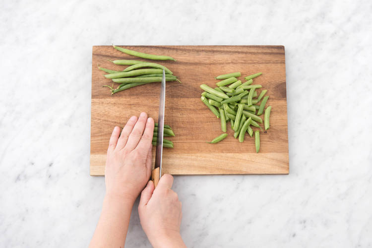 Die Enden der Prinzessbohnen abschneiden