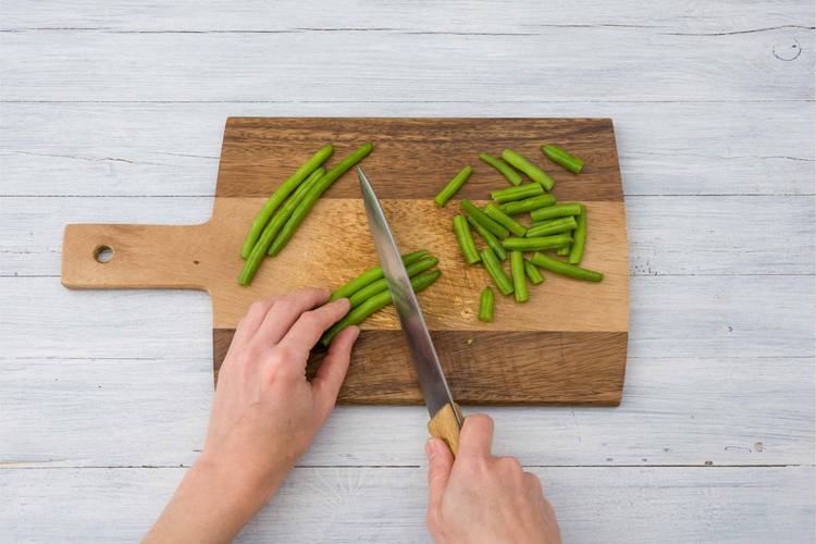 Coupez les haricots verts