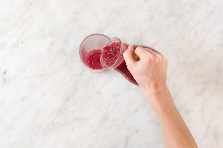 Rote Bete Smoothie servieren