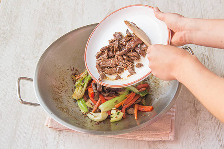 Return the beef to the pan