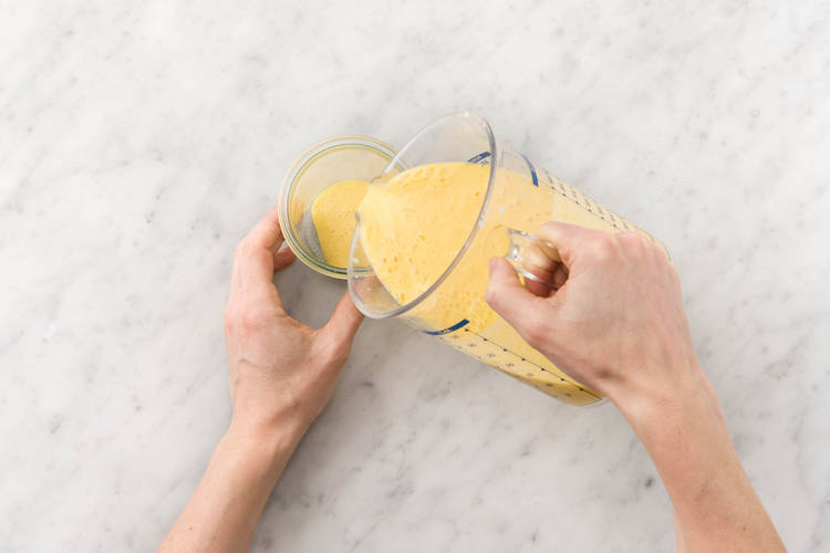 Mango-Lassi in Gläser füllen