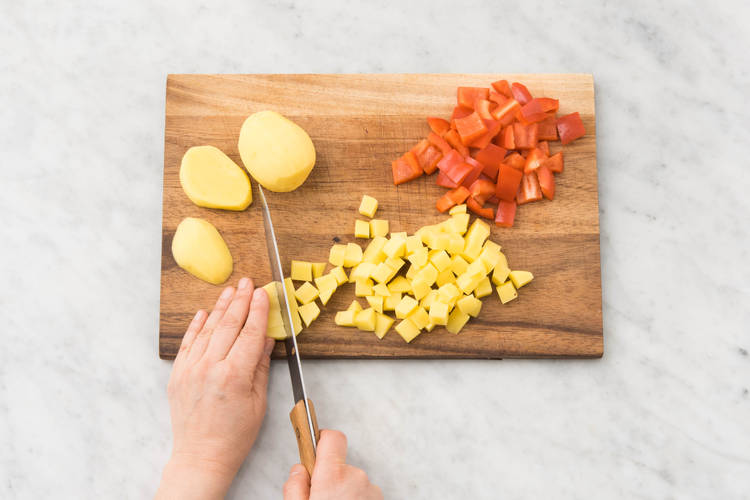 Kartoffeln schälen und in Würfel schneiden