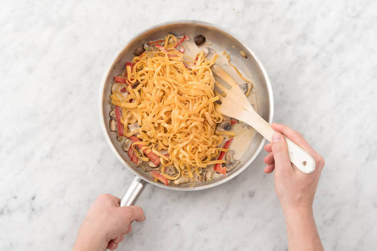 Chili-Nudeln mit Gemüse vermischen