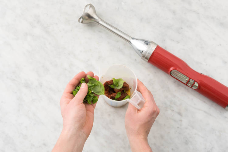 PESTO UND DIP ZUBEREITEN