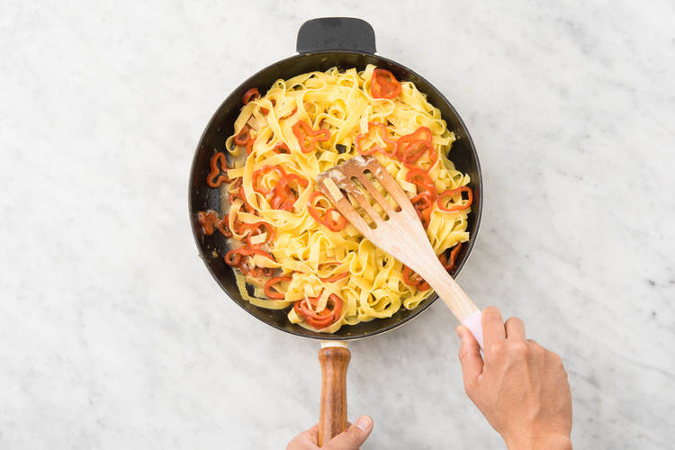 Mélanger les fettuccine