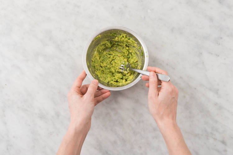 MAKE GUACAMOLE