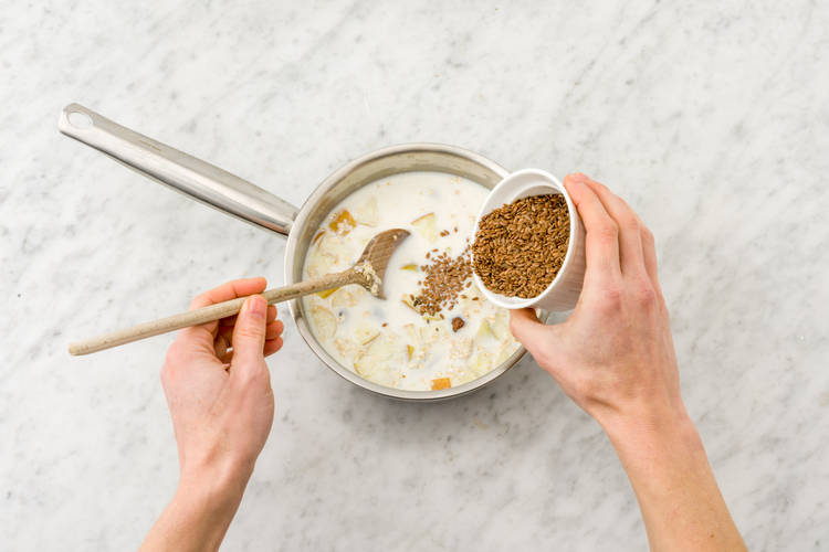Mélanger les graines de lin aux flocons et remuer