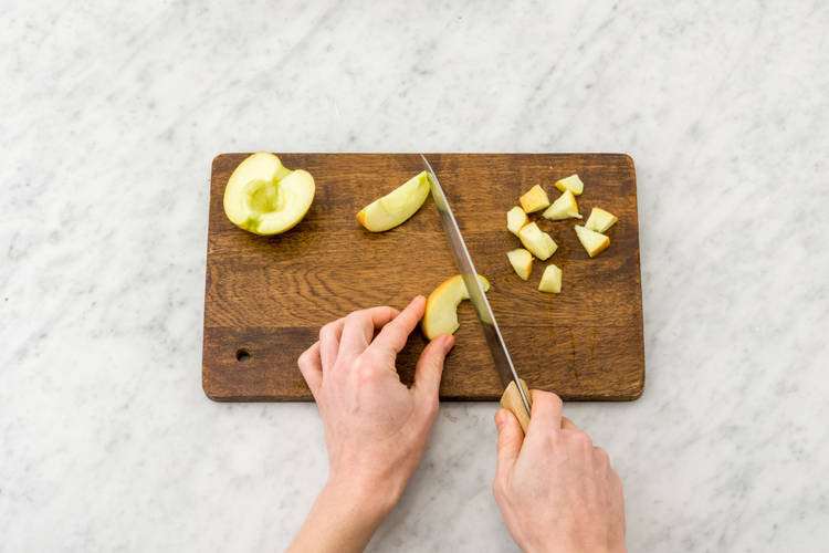 Enlever le trognon de la pomme et couper en petits morceaux.