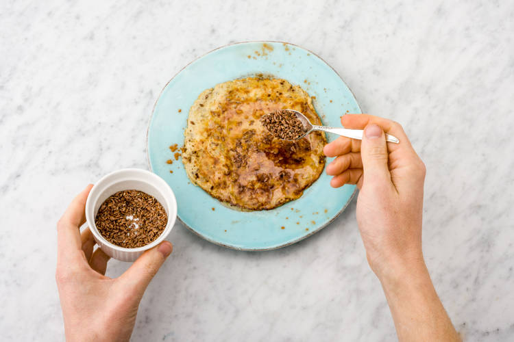 Servir les crêpes sur les assiettes.