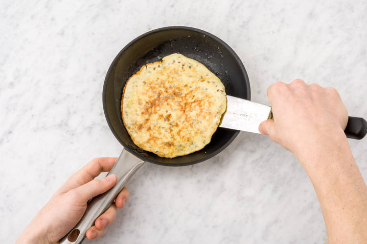 Faire cuire 1/4 de la pâte à crêpe.