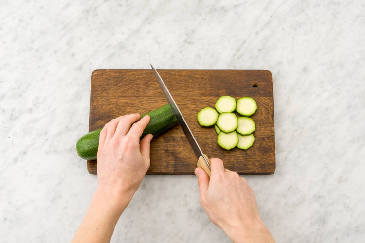 Couper les courgettes en fines tranches.