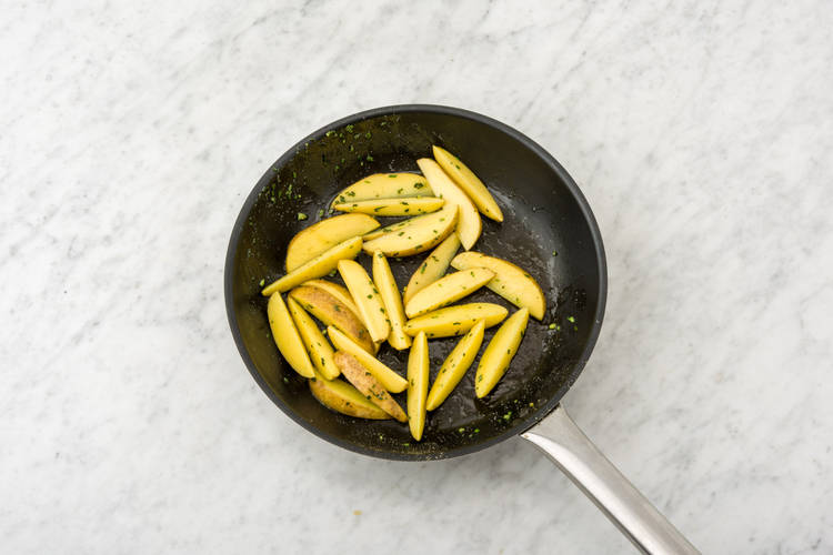 Cuire les pommes de terre avec la moitié du romarin.