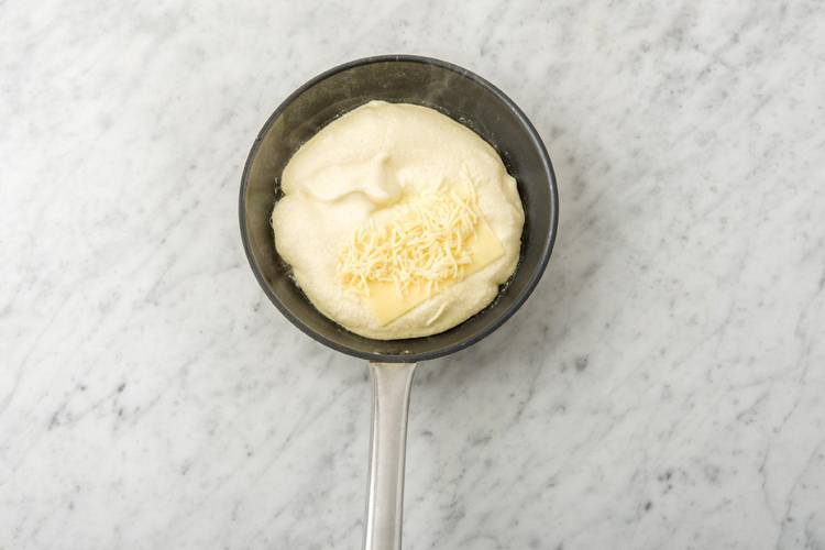 Disposer ½ tranche de fromage et le mélange gruyère-grana padano sur une moitié de l’œuf.