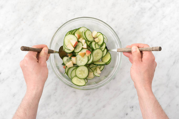 Versez la sauce sur la pomme et le concombre ett remuez