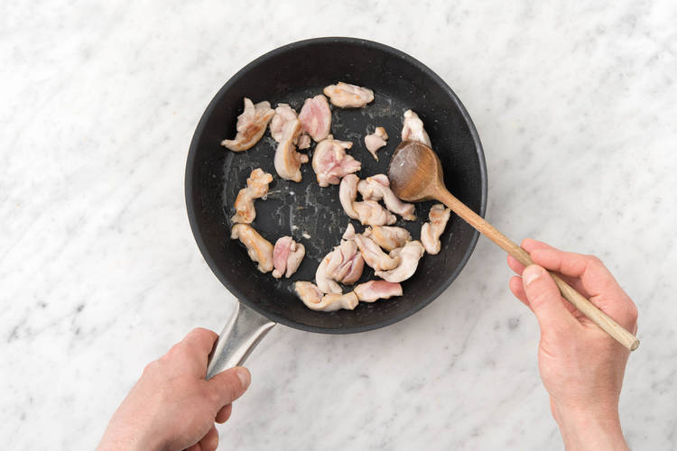 Faites revenir les filets de cuisses de poulet