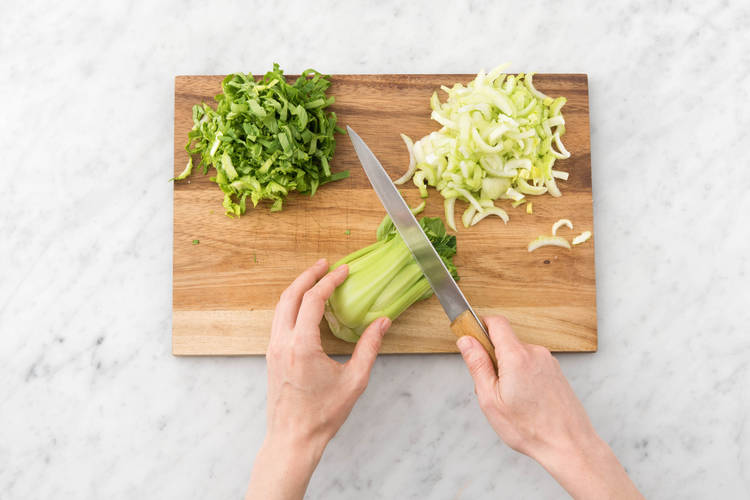 Coupez le pak choi en petits morceaux
