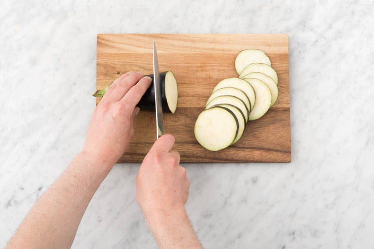 Coupez les aubergines.
