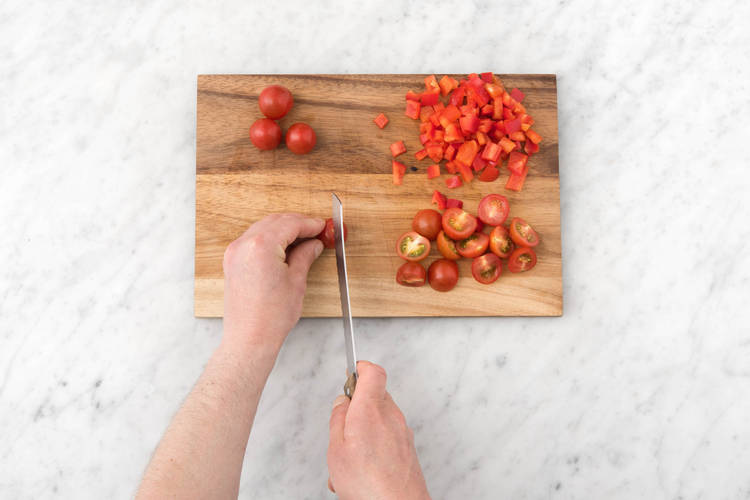 Coupez les tomates en deux.