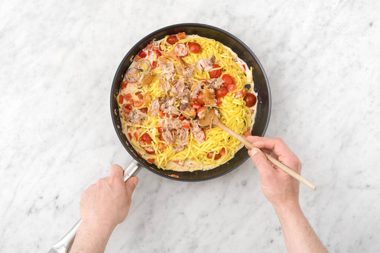 Ajoutez les fettuccine et mélangez.